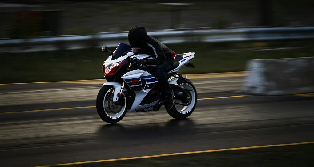 Pegar a estrada de moto requer cuidados específicos, ainda mais em períodos de férias, nos quais as rodovias registram maior movimentação - Foto: Divulgação