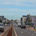 Descubra os problemas enfrentados na Avenida Carlos Gomes em Cascavel, incluindo alagamentos e iluminação inadequada - Foto: Paulo Alexandre/O Paraná