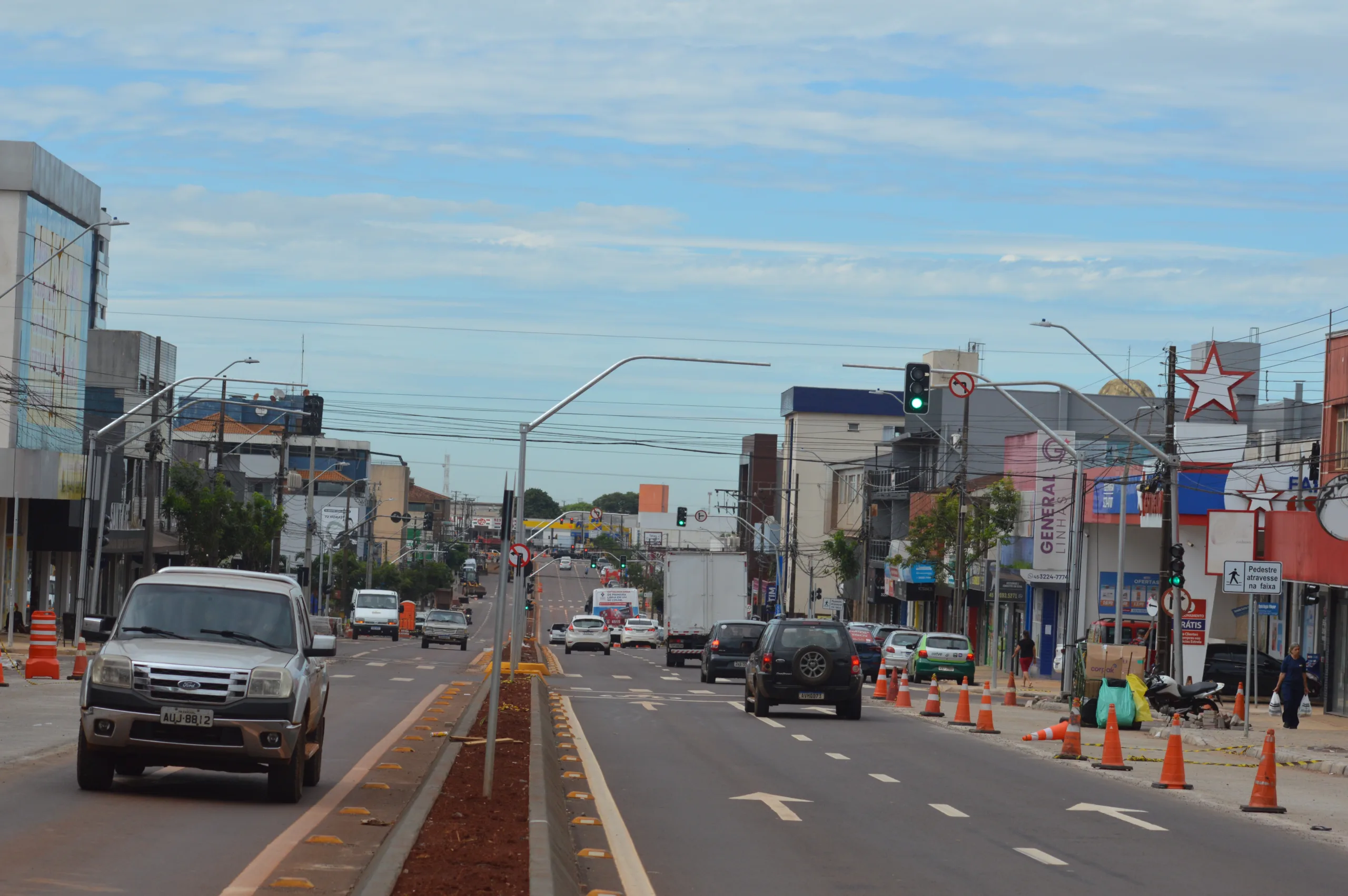 Descubra os problemas enfrentados na Avenida Carlos Gomes em Cascavel, incluindo alagamentos e iluminação inadequada - Foto: Paulo Alexandre/O Paraná