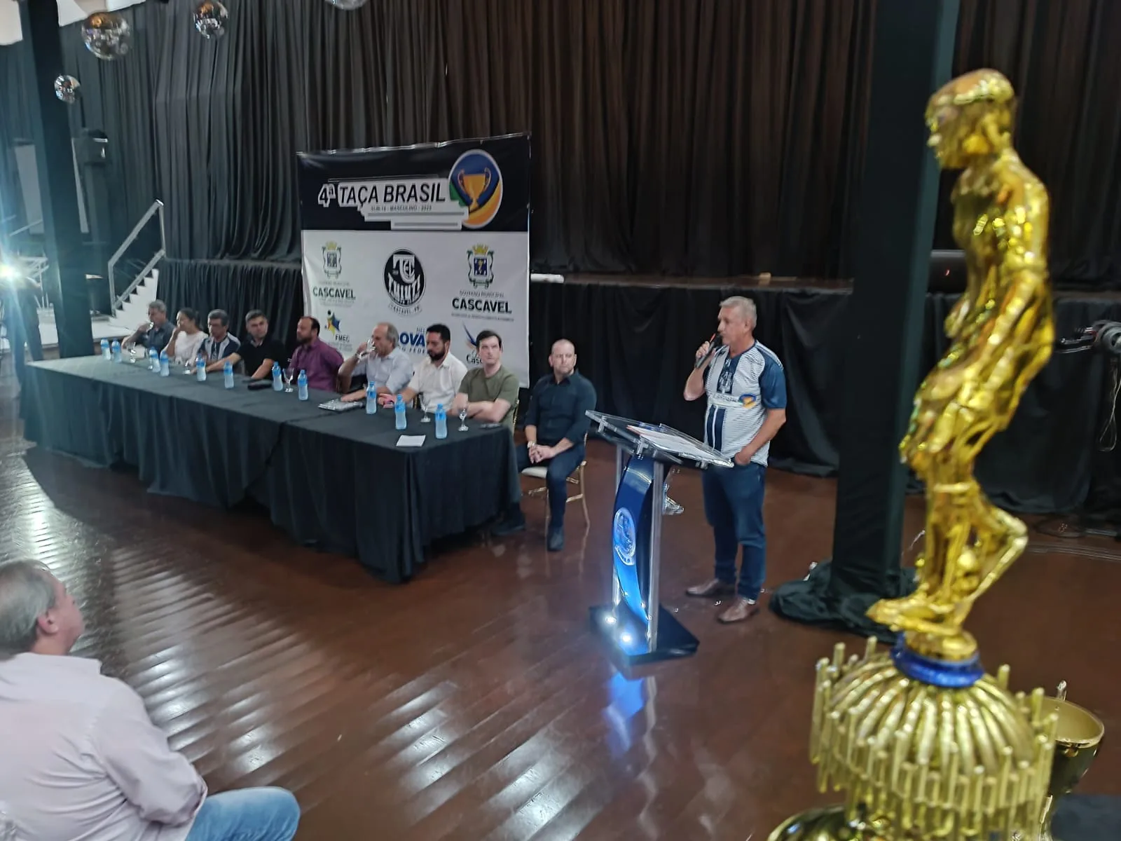 Antônio Aparecido Vechiatto, presidente do Tuiuti  Esporte Clube, discursa no lançamento da 4ª Taça Brasil de Futsal Sub-16. Foto: Vandré Dubiela / O Paraná