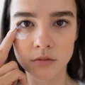 Conquiste um visual impecável com dicas de maquiagem para olheiras. Saiba como utilizar o corretivo para disfarçar as manchas escuras e realçar a beleza dos seus olhos - Foto: iStock/ bymuratdeniz