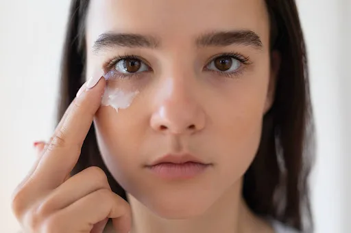 Conquiste um visual impecável com dicas de maquiagem para olheiras. Saiba como utilizar o corretivo para disfarçar as manchas escuras e realçar a beleza dos seus olhos - Foto: iStock/ bymuratdeniz