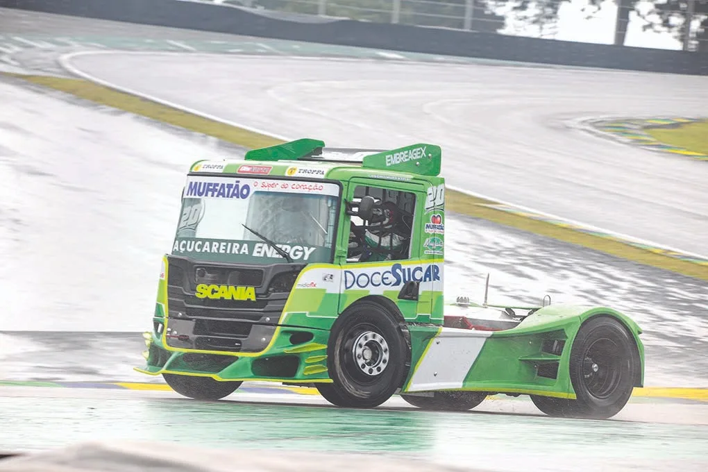 O cascavelense Pedro Muffato estreia seu novo Scania com o segundo melhor tempo em Interlagos - Foto: Tiago Soares/Divulgação
