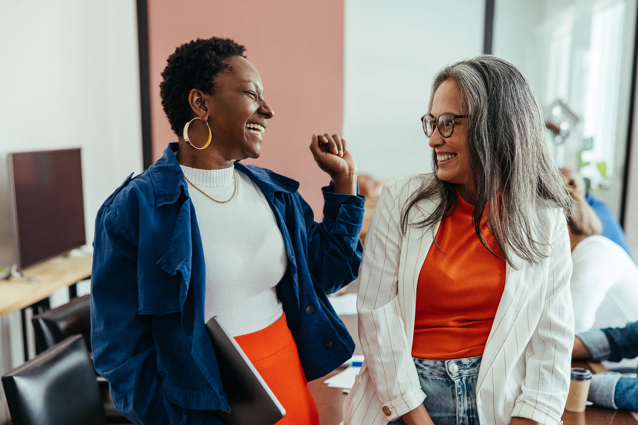 Descubra como escolher as melhores roupas para enfrentar o calor do verão. Aprenda a se vestir de forma leve e confortável para se manter saudável - Foto: iStock/ JLco - Julia Amaral