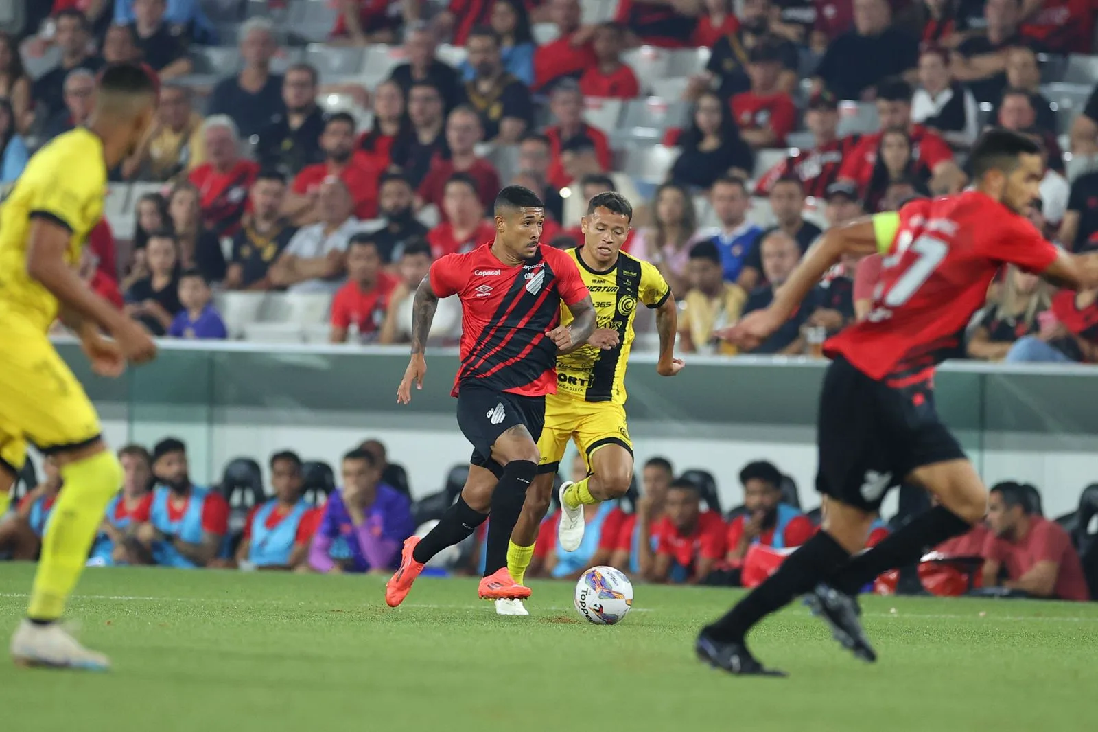 Descubra tudo sobre o Futebol e como ele reúne milhões de fãs ao redor do mundo através de partidas emocionantes - Foto: José Tramontin/Athletico Paranaense

