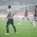 Flamengo x Botafogo: chuva paralisa jogo por mais de uma hora, mas partida é retomada