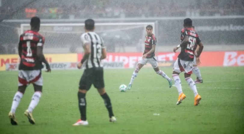 Flamengo x Botafogo: chuva paralisa jogo por mais de uma hora, mas partida é retomada