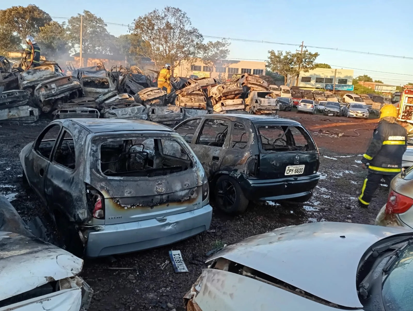 Um incêndio em Cascavel destruiu mais de 100 veículos no Detran. Descubra os detalhes desse ocorrido e a resposta dos bombeiros - Foto:  Foto: Luiz Felipe Max