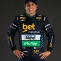 Cacá Bueno, um ícone do automobilismo, é o novo piloto da Team RC na Nascar Brasil. Conheça sua trajetória de sucesso - Foto: Divulgação 