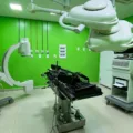 Diretores apresentam nova sala de cirurgia e avaliam o novo fluxo ortopédico