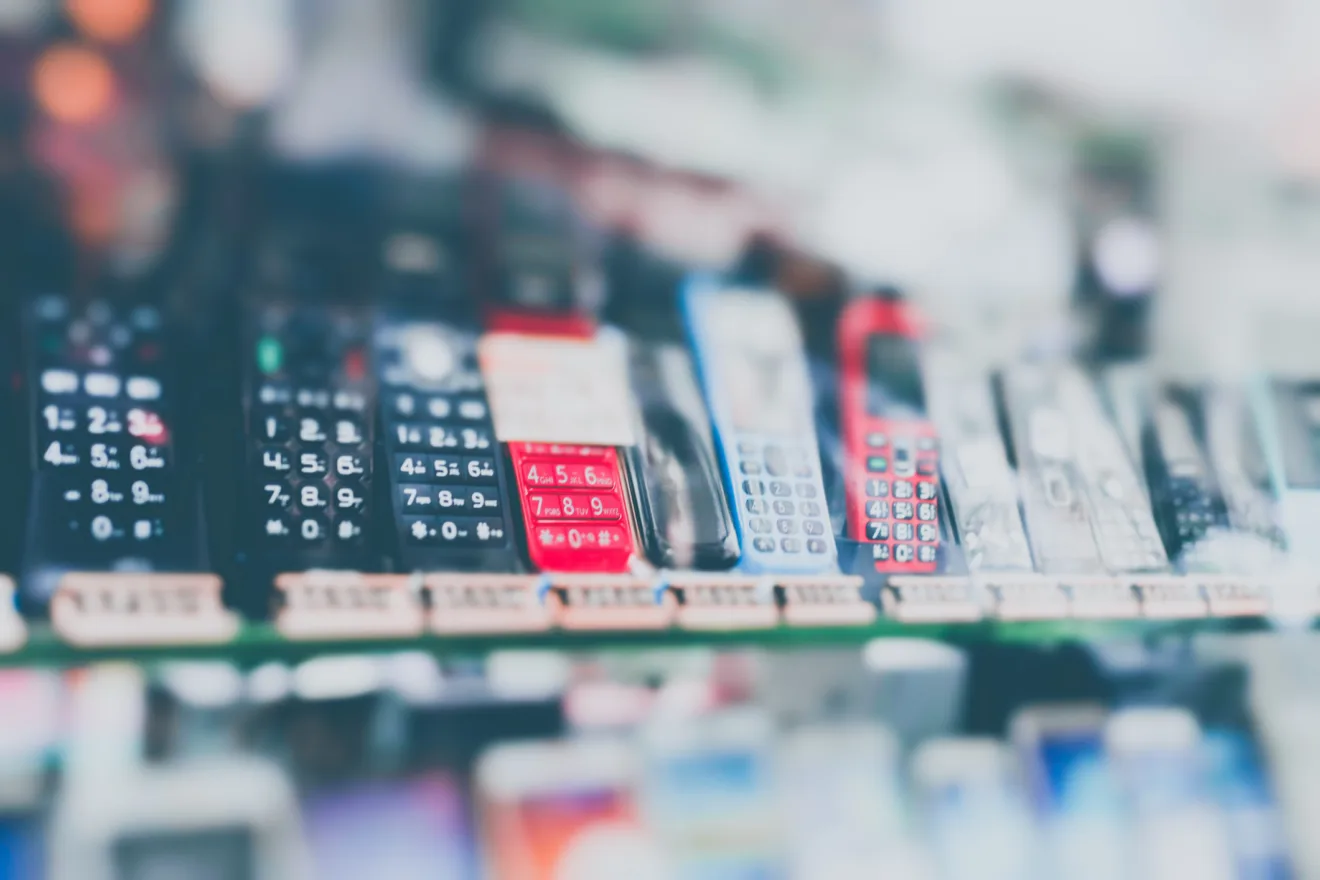 Descubra dicas valiosas para escolher o melhor celular. Compare modelos e avalie celulares seminovos com consciência - Foto: iStock/ kyonntra