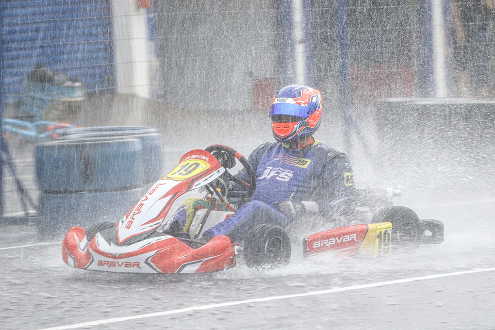 Marcos Fernandes enfrentou as dificuldades da chuva na abertura do Metropolitano de Cascavel  - Foto: Vanderley Soares