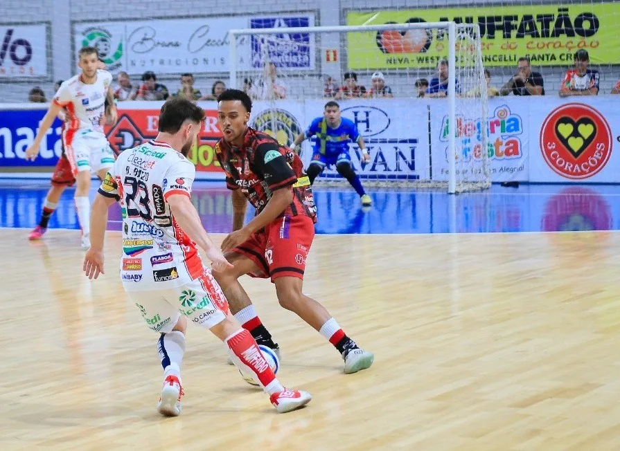 Cascavel Futsal enfrenta Campo Mourão em jogo decisivo da Série Ouro. Confira a expectativa para esta importante partida – Foto: Celso Dias/OlhonoLance