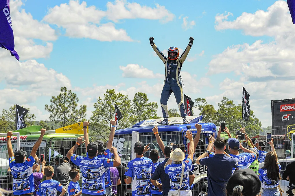 Túlio Bendo conquista vitória emocionante na Fórmula Truck. Descubra os detalhes da corrida e os automóveis em ação - Foto: Tiago Soares/Divulgação 