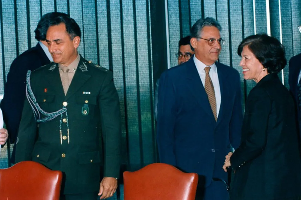 Alberto Mendes Cardoso, FHC e Eunice Paiva na assinatura do Projeto de Lei sobre os desaparecidos políticos da ditadura militar brasileira (28 de agosto de 1995) - Foto: Acervo Fundação FHC