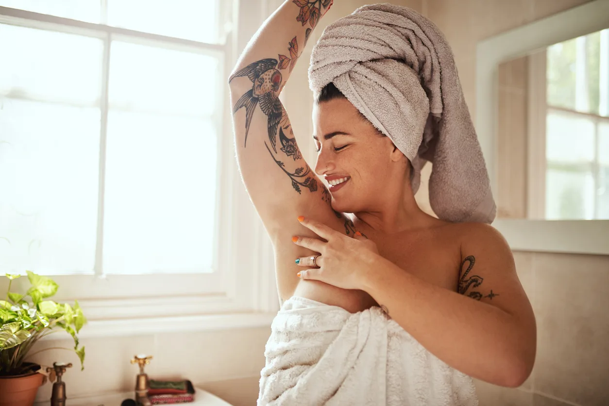 Conheça as variedades de desodorantes e suas vantagens para manter seu frescor e evitar o odor durante o dia - Foto: iStock/ PeopleImages