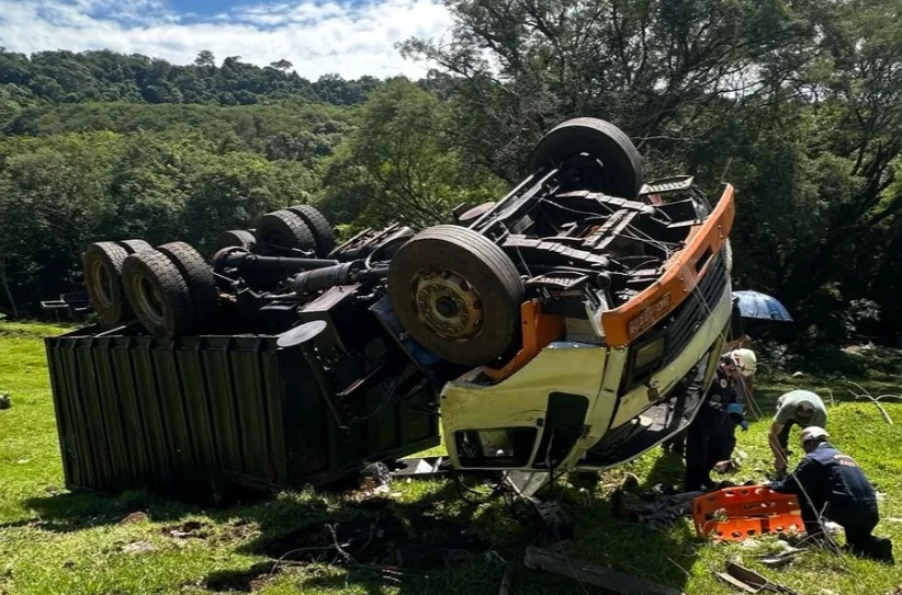 Homem fica gravemente ferido em capotamento no distrito de São Salvador