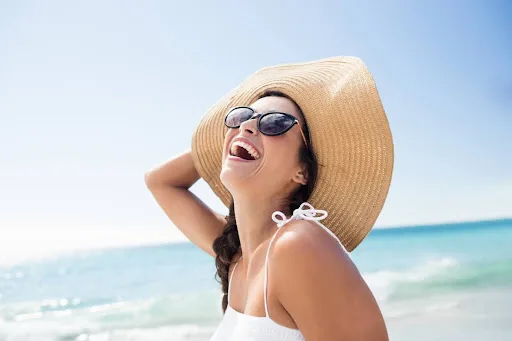 Descubra as variedades de estilos de vestir para aproveitar seu tempo nas praias do Brasil com elegância e conforto - Foto: Wavebreakmedia/iStock