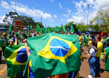 Descubra os detalhes dos protestos da Direita em cidades brasileiras, focando na Política e no apoio ao Projeto de Lei da Anistia - Foto: Reprodução