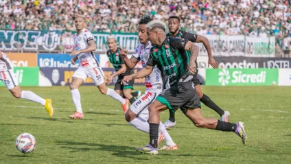 O primeiro jogo da final do Campeonato Paranaense de 2025 termina em empate de 2x2 entre Maringá e Operário - Foto: Fernando Teramatsu/FPF