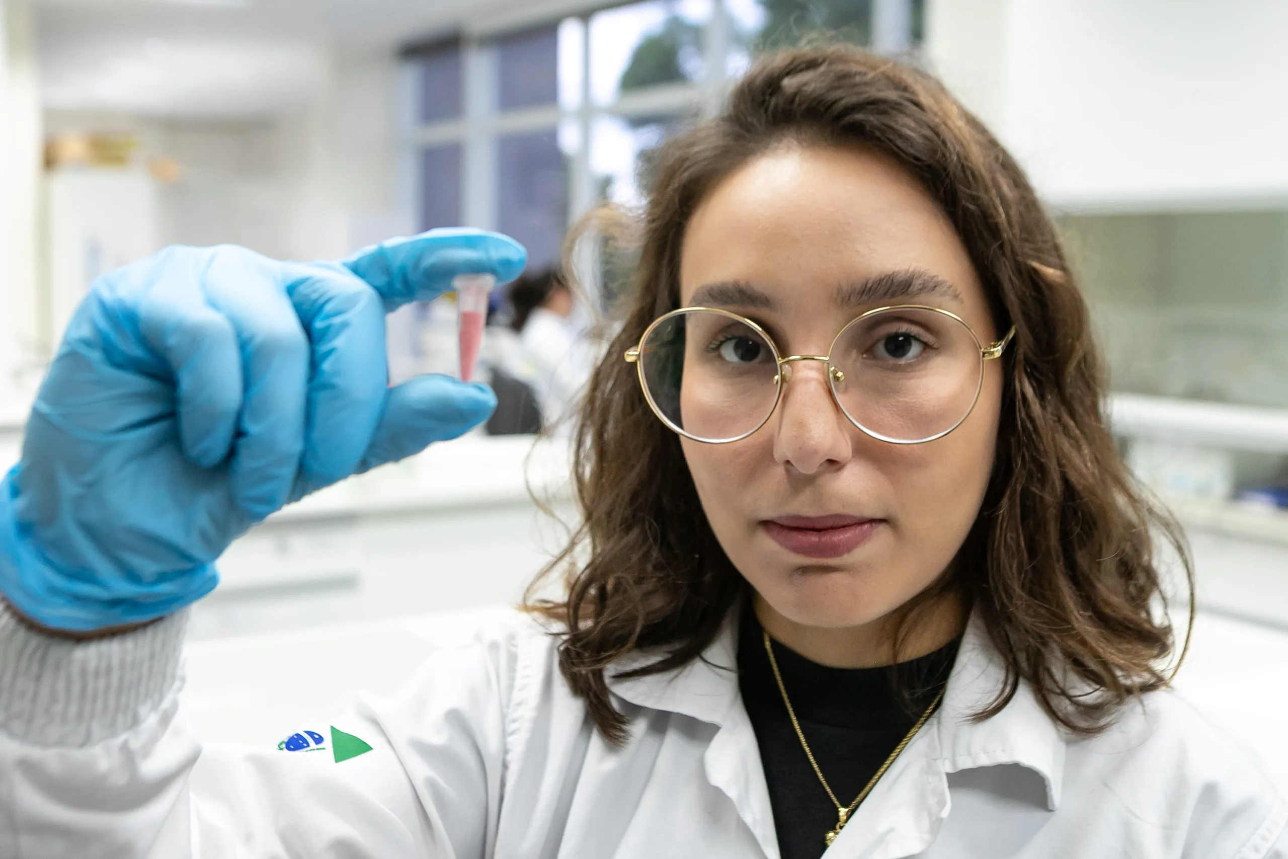 Curitiba, 27 de fevereiro de 2025 - Polícia Científica realiza teste em suposta cocaína rosa apreendida em Cascavel. Na foto Isabella Ferreira Melo, perita criminal.