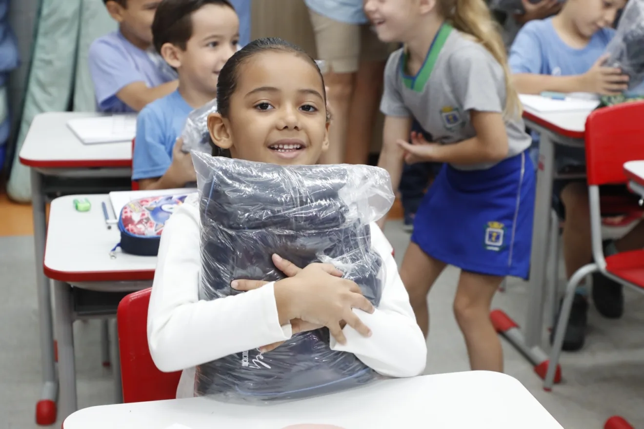 Alunos de Cascavel recebem novos kits de uniforme escolar, compostos por 10 peças essenciais para o dia a dia - Foto: Secom