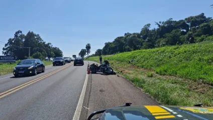 Mulher morre e homem fica ferido em acidente com moto na BR-277