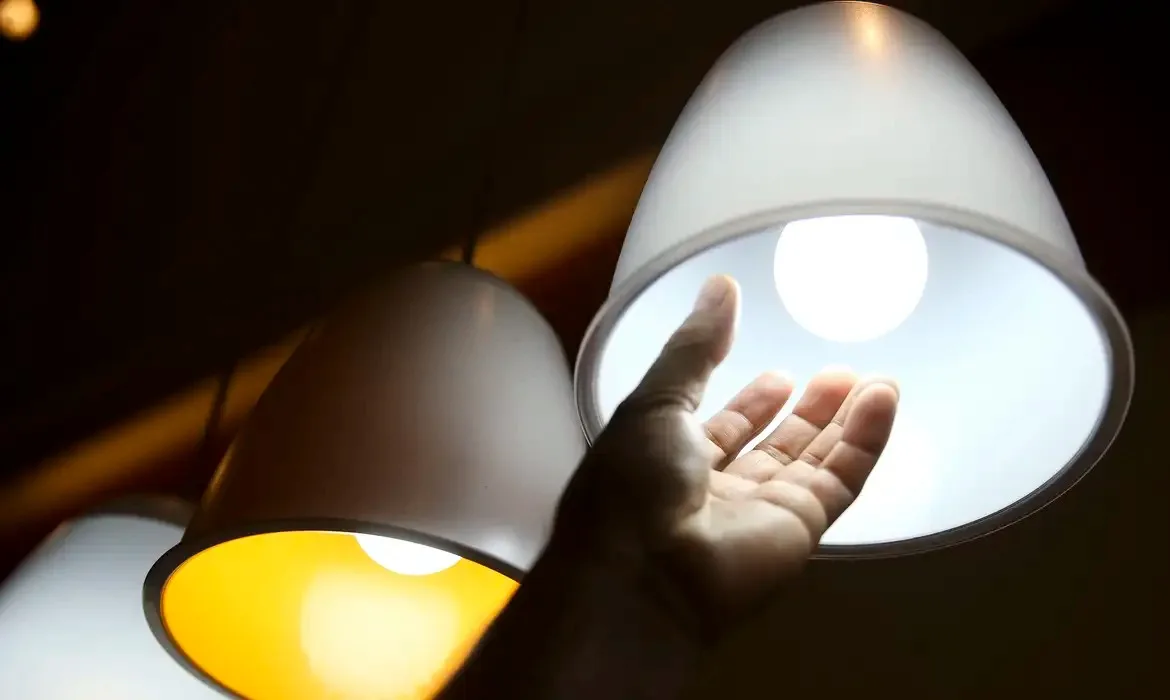 Saiba como a conta de luz no Brasil pode aumentar em até R$ 20 bilhões até 2050 devido às mudanças na tarifa de energia - Foto: Divulgação 