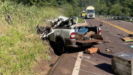 Um grave acidente na PR-484 resultou na morte de um motorista e tombamento de um caminhão nesta quarta-feira - Foto: Divulgação