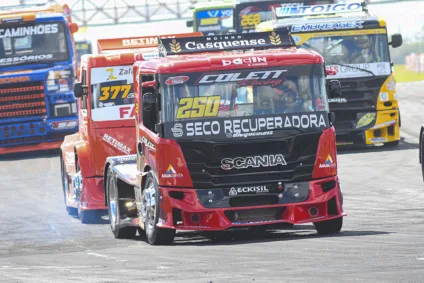 Diego Collet vence na Fórmula Truck, superando favoritos com uma corrida excepcional. Saiba mais sobre os automóveis que marcaram esta etapa - Foto: Tiago Soares/Divulgação