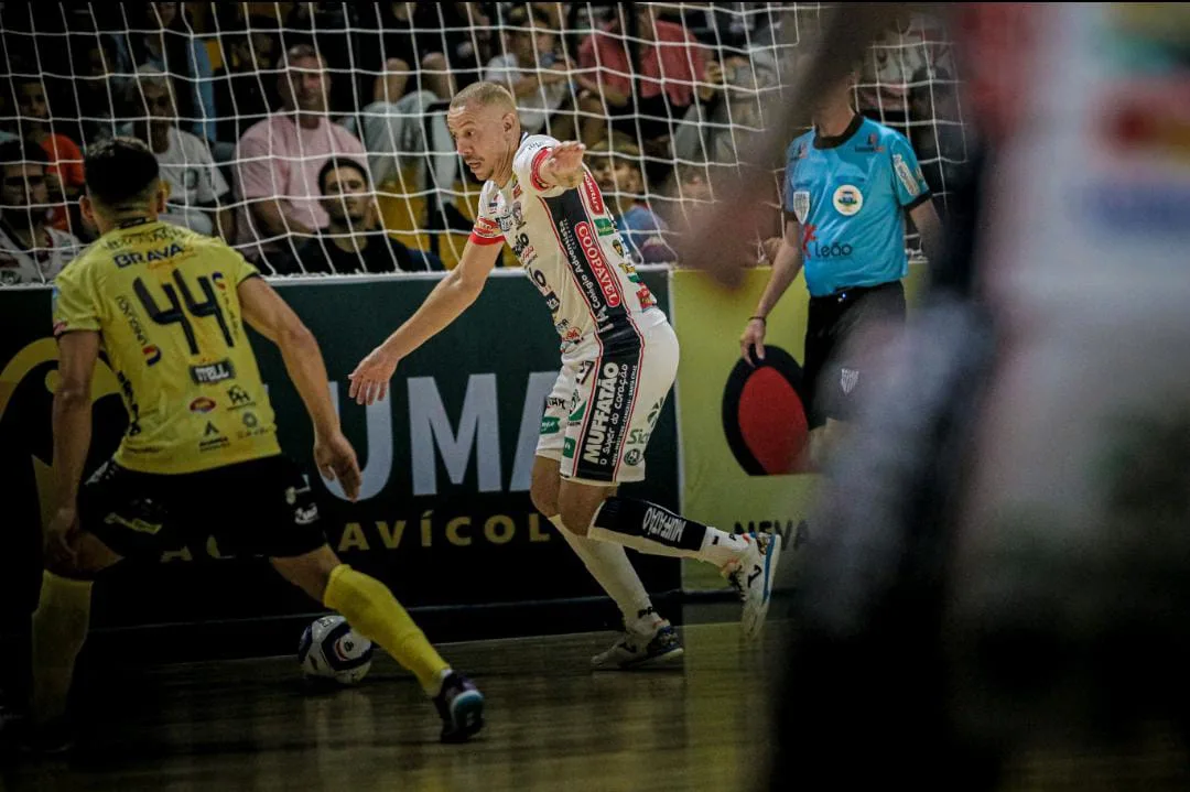 Saiba tudo sobre a Série Ouro: resultados emocionantes e lances que marcaram a rodada de abertura do futsal paranaense - Foto: @flashesportivotoledo