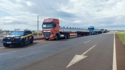 Polícia Rodoviária Federal retém comboio irregular na BR-163. Descubra os detalhes sobre as drogas e as irregularidades encontradas - Foto: PRF