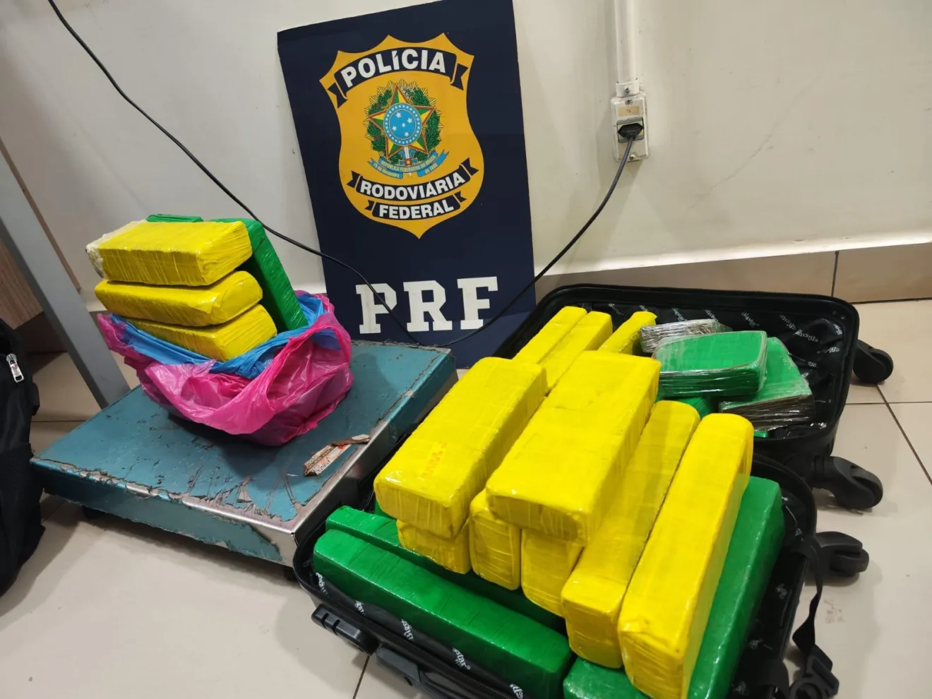 Passageiro de ônibus é preso com 22 kg de maconha em Cascavel Passageiro de ônibus é preso com 22 kg de maconha em Cascavel
