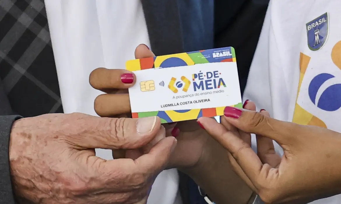 Estudantes nascidos em janeiro e fevereiro recebem o Incentivo Matrícula de R$ 200 do programa Pé-de-Meia 2025 - Foto: Marcelo Camargo/Agência Brasil