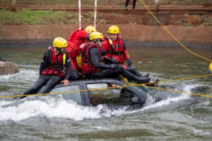 Saiba como a Itaipu Binacional apoia o treinamento de salvamento em águas rápidas para situações de emergênciaSaiba como a Itaipu Binacional apoia o treinamento de salvamento em águas rápidas para situações de emergência - Foto: William Brisida/Itaipu Binacional