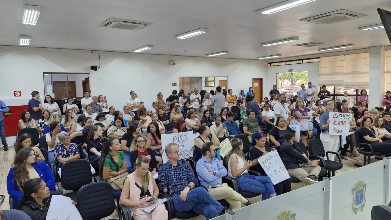 Câmara de Cascavel aprova revogação da lei sobre limite de alunos por sala em meio a protestos de educadores - Foto: Rogério Clérice