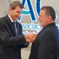 O presidente do Conselho Superior, Genesio Pegoraro, passa bóton a Blazius, simbolizando a troca de comando da entidade