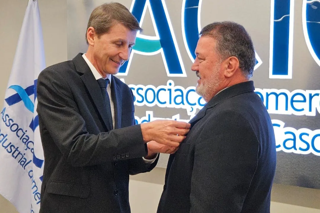 O presidente do Conselho Superior, Genesio Pegoraro, passa bóton a Blazius, simbolizando a troca de comando da entidade O presidente do Conselho Superior, Genesio Pegoraro, passa bóton a Blazius, simbolizando a troca de comando da entidade