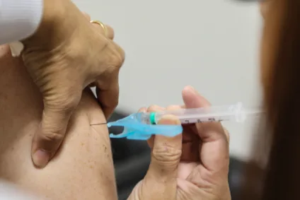 A vacinação é fundamental. Descubra a importância da vacina contra a gripe e Covid-19 em tempos de aumento das SRAG -  Foto: Gilson Abreu/ANPr