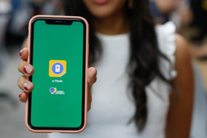 Descubra como regularizar seu título de eleitor no Brasil e garantir sua participação em concursos e retirada de documentos importantes - Foto: Deiviane Linhares/Metrópoles