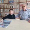 Benedito Toderke com o neto Augusto: Jornal O Paraná é leitura obrigatória todos os dias - Foto: Vandré Dubiela