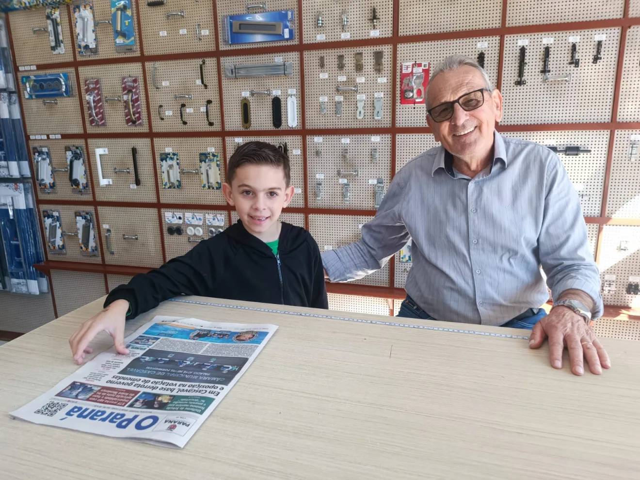 Benedito Toderke com o neto Augusto: Jornal O Paraná é leitura obrigatória todos os dias - Foto: Vandré Dubiela Benedito Toderke com o neto Augusto: Jornal O Paraná é leitura obrigatória todos os dias - Foto: Vandré Dubiela