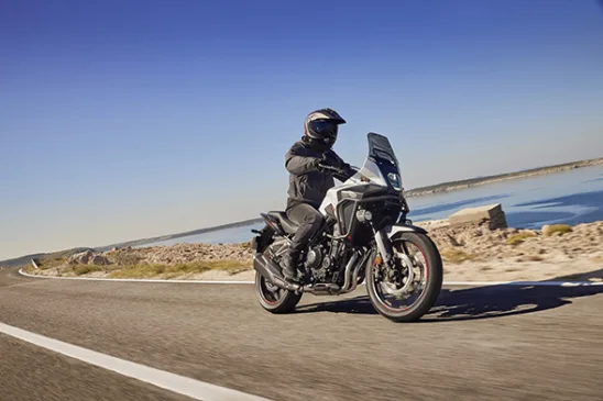Descubra os carros versáteis que atendem a diversas demandas, como a nova Honda NX 500 com motor potente e confiável - Foto: Divulgação