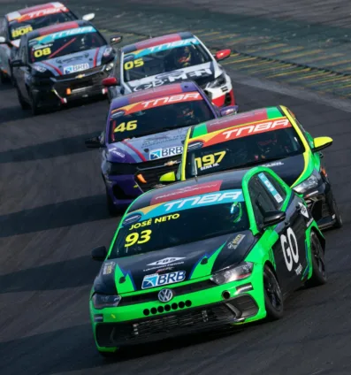 José Neto aprova novo carro e prevê evolução José Neto aprova novo carro e prevê evolução
