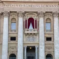 Descubra os detalhes da votação pelo Novo Papa. Acompanhe a fumaça branca que anuncia o novo líder da Igreja Católica - Foto:  Reprodução/ Vaticano News