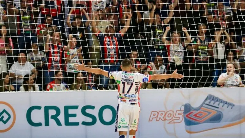 O Cascavel Futsal venceu o Vélez no Ginásio da Neva. Descubra como o esporte está se destacando na Liga Nacional de Futsal - Foto: Celso Dias O Cascavel Futsal venceu o Vélez no Ginásio da Neva. Descubra como o esporte está se destacando na Liga Nacional de Futsal - Foto: Celso Dias