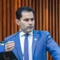 Marcio Pacheco discursando na Assembleia Legislativa do Paraná