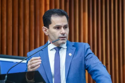 Marcio Pacheco discursando na Assembleia Legislativa do Paraná