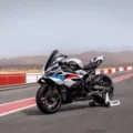 Nova BMW S 1000 RR conta com novas asas que proporcionam até 37% de downforce a mais em relação ao modelo anterior - Foto: Divulgação