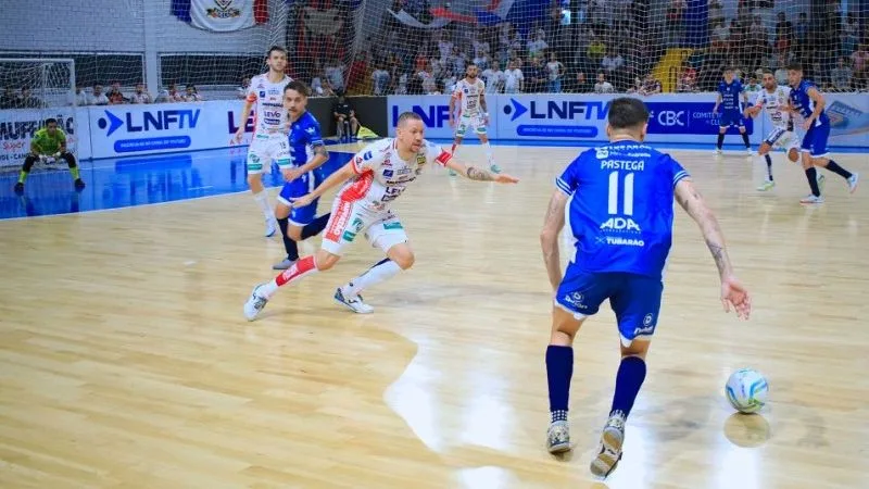 Cascavel Futsal retorna ao Ginásio da Neva neste sábado com um duelo emocionante contra o Vélez Camaquã-RS na LNF - Foto: Celso Dias Cascavel Futsal retorna ao Ginásio da Neva neste sábado com um duelo emocionante contra o Vélez Camaquã-RS na LNF - Foto: Celso Dias